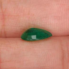 0.98カラットの天然グリーンエメラルド（8.8×5.8 mm・洋梨の形）
