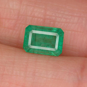 1.06カラットの天然グリーンエメラルド（7×5.1 mm・エメラルドカット）