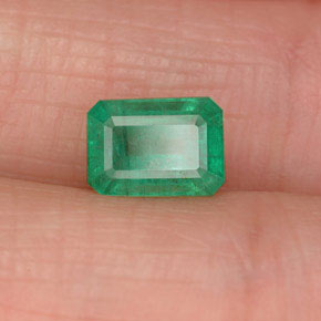1.06カラットの天然グリーンエメラルド（7×5.1 mm・エメラルドカット）