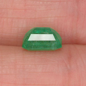 1.06カラットの天然グリーンエメラルド（7×5.1 mm・エメラルドカット）