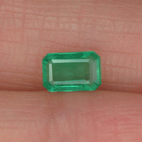 0.56カラットの天然グリーンエメラルド（6.2×4.1 mm・エメラルドカット）