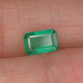 0.56カラットの天然グリーンエメラルド（6.2×4.1 mm・エメラルドカット）