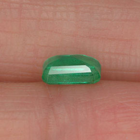 0.56カラットの天然グリーンエメラルド（6.2×4.1 mm・エメラルドカット）