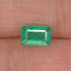 0.50カラットの天然グリーンエメラルド（5.8×3.9 mm・エメラルドカット）