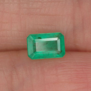 0.50カラットの天然グリーンエメラルド（5.8×3.9 mm・エメラルドカット）