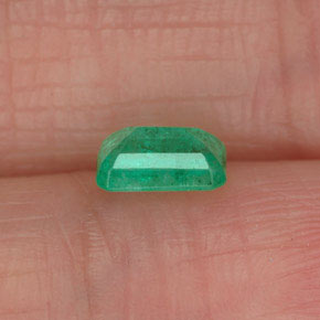 0.50カラットの天然グリーンエメラルド（5.8×3.9 mm・エメラルドカット）