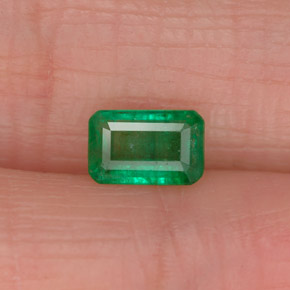0.50カラットの天然グリーンエメラルド（5.8×3.8 mm・エメラルドカット）