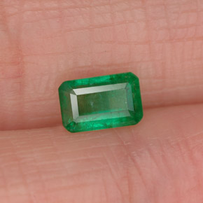 0.50カラットの天然グリーンエメラルド（5.8×3.8 mm・エメラルドカット）