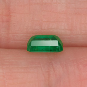 0.50カラットの天然グリーンエメラルド（5.8×3.8 mm・エメラルドカット）