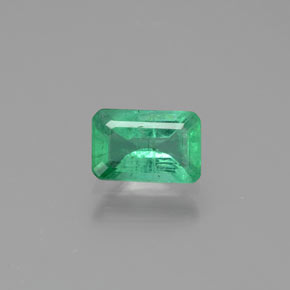 0.48カラットの天然グリーンエメラルド（6.1×4 mm・エメラルドカット）