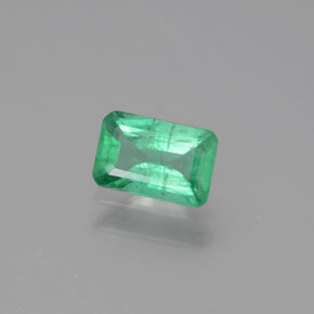 0.48カラットの天然グリーンエメラルド（6.1×4 mm・エメラルドカット）