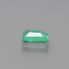 0.48カラットの天然グリーンエメラルド（6.1×4 mm・エメラルドカット）