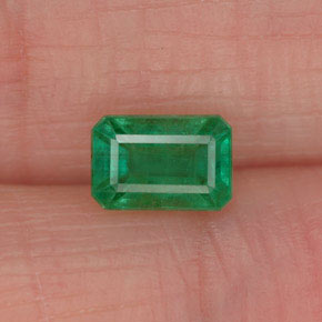 0.72カラットの天然グリーンエメラルド（6×4.1 mm・エメラルドカット）