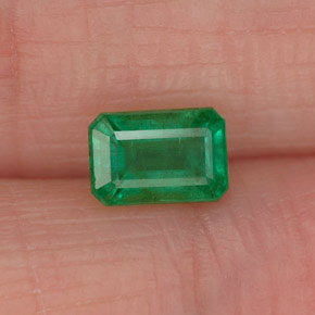0.72カラットの天然グリーンエメラルド（6×4.1 mm・エメラルドカット）