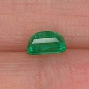 0.72カラットの天然グリーンエメラルド（6×4.1 mm・エメラルドカット）
