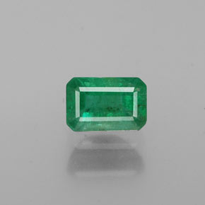 0.72カラットの天然グリーンエメラルド（6.2×4.2 mm・エメラルドカット）