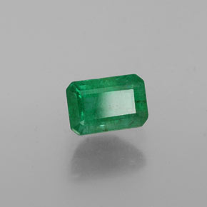 0.72カラットの天然グリーンエメラルド（6.2×4.2 mm・エメラルドカット）