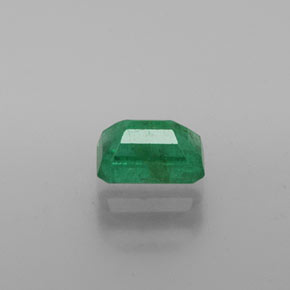 0.72カラットの天然グリーンエメラルド（6.2×4.2 mm・エメラルドカット）