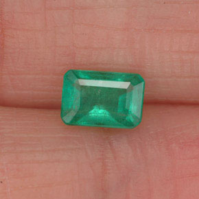 0.49カラットの天然グリーンエメラルド（5.8×4 mm・エメラルドカット）
