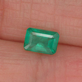 0.49カラットの天然グリーンエメラルド（5.8×4 mm・エメラルドカット）