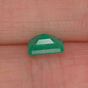 0.49カラットの天然グリーンエメラルド（5.8×4 mm・エメラルドカット）
