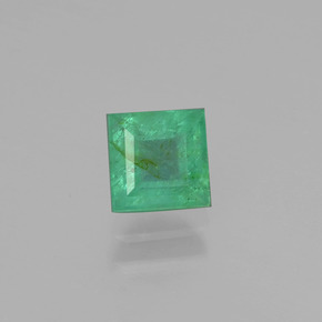 0.72カラットの天然グリーンエメラルド（5×5 mm・四角）