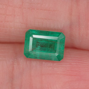 0.87カラットの天然グリーンエメラルド（6.9×5 mm・エメラルドカット）
