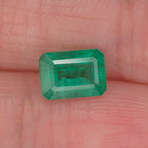 0.87カラットの天然グリーンエメラルド（6.9×5 mm・エメラルドカット）