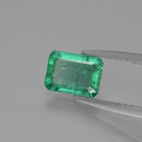 0.83カラットの天然グリーンエメラルド（7×5.1 mm・エメラルドカット）