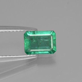 0.83カラットの天然グリーンエメラルド（7×5.1 mm・エメラルドカット）