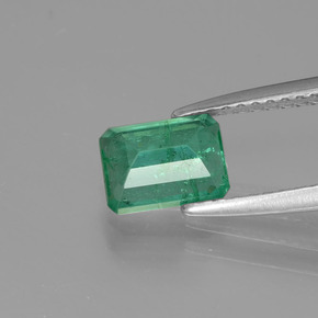 0.83カラットの天然グリーンエメラルド（7×5.1 mm・エメラルドカット）
