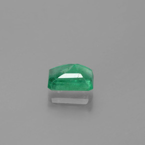 0.96カラットの天然グリーンエメラルド（6.9×4.6 mm・エメラルドカット）