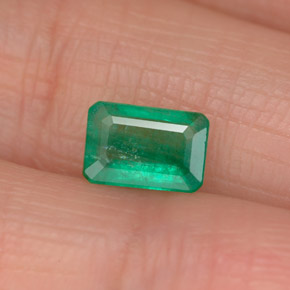 0.83カラットの天然グリーンエメラルド（7×4.8 mm・エメラルドカット）