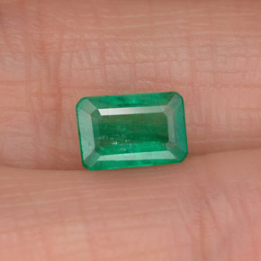 0.83カラットの天然グリーンエメラルド（7×4.8 mm・エメラルドカット）