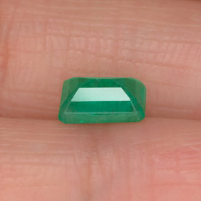 0.83カラットの天然グリーンエメラルド（7×4.8 mm・エメラルドカット）