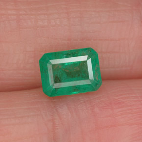 1.05カラットの天然グリーンエメラルド（6.9×5.1 mm・エメラルドカット）