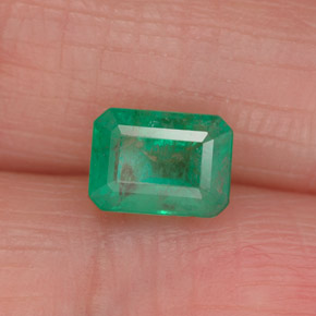 1.05カラットの天然グリーンエメラルド（6.9×5.1 mm・エメラルドカット）