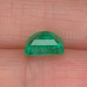 1.05カラットの天然グリーンエメラルド（6.9×5.1 mm・エメラルドカット）