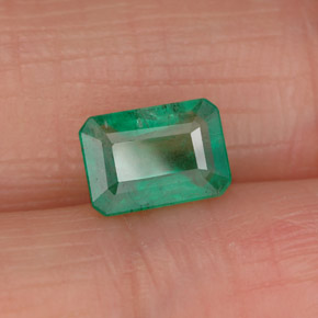 0.94カラットの天然グリーンエメラルド（7×4.9 mm・エメラルドカット）
