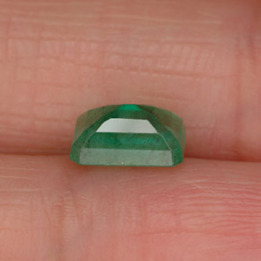 0.94カラットの天然グリーンエメラルド（7×4.9 mm・エメラルドカット）