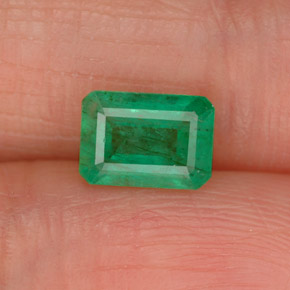 0.92カラットの天然グリーンエメラルド（7×5 mm・エメラルドカット）