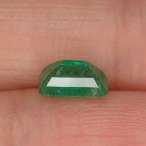 0.92カラットの天然グリーンエメラルド（7×5 mm・エメラルドカット）