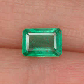 1.00カラットの天然グリーンエメラルド（7.1×5.1 mm・エメラルドカット）