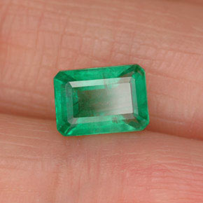 1.00カラットの天然グリーンエメラルド（7.1×5.1 mm・エメラルドカット）