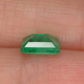 1.00カラットの天然グリーンエメラルド（7.1×5.1 mm・エメラルドカット）