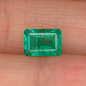 1.09カラットの天然グリーンエメラルド（7.2×5.1 mm・エメラルドカット）