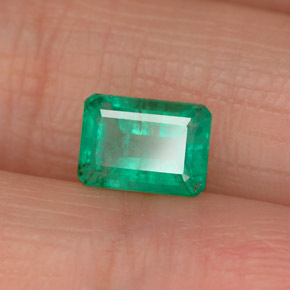 1.09カラットの天然グリーンエメラルド（7.2×5.1 mm・エメラルドカット）