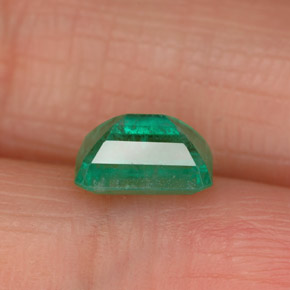 1.09カラットの天然グリーンエメラルド（7.2×5.1 mm・エメラルドカット）