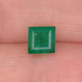 0.75カラットの天然グリーンエメラルド（5.1×5.1 mm・四角）