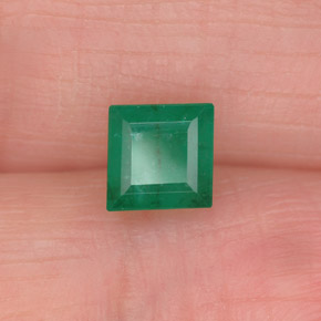 0.75カラットの天然グリーンエメラルド（5.1×5.1 mm・四角）